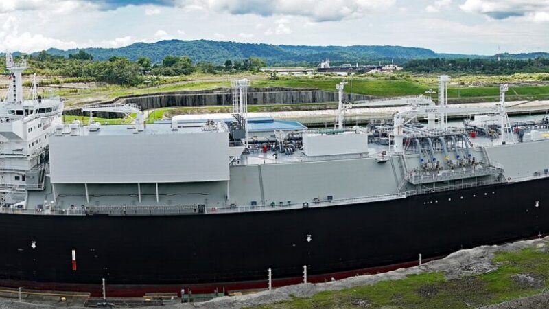 Buque de carga transitando por las esclusas del Canal de Panamá