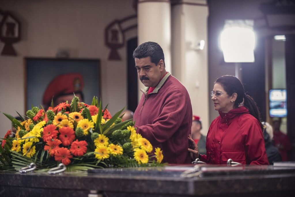 Boceto judicial de una audiencia en la que comparecen Nicolás Maduro y Cilia Flores ante un juez federal en Nueva York
