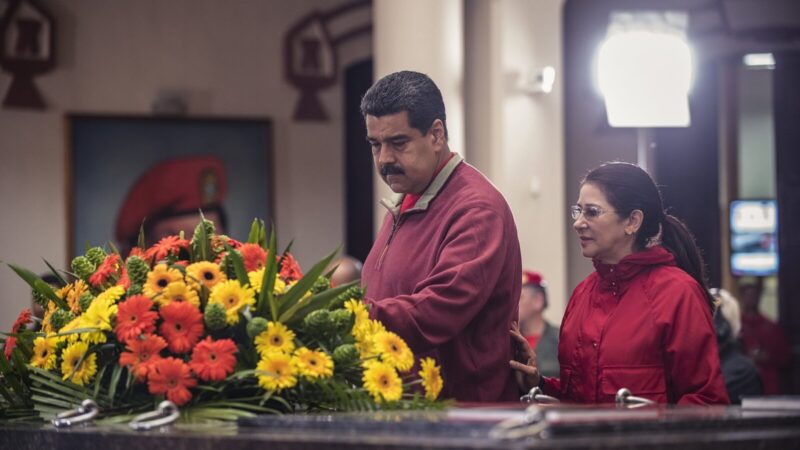 Boceto judicial de una audiencia en la que comparecen Nicolás Maduro y Cilia Flores ante un juez federal en Nueva York