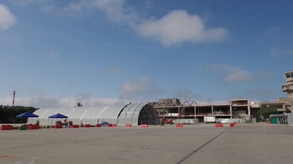 Fotografía del Aeropuerto Internacional Ernesto Cortissoz en Barranquilla, relacionada con la experiencia de los visitantes y el servicio de los taxistas.