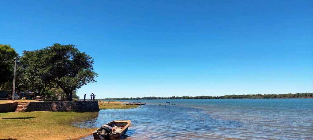 Lancha de rescate en una zona inundada durante una emergencia hídrica