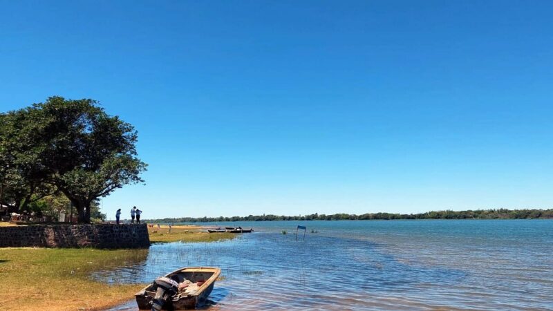 Lancha de rescate en una zona inundada durante una emergencia hídrica