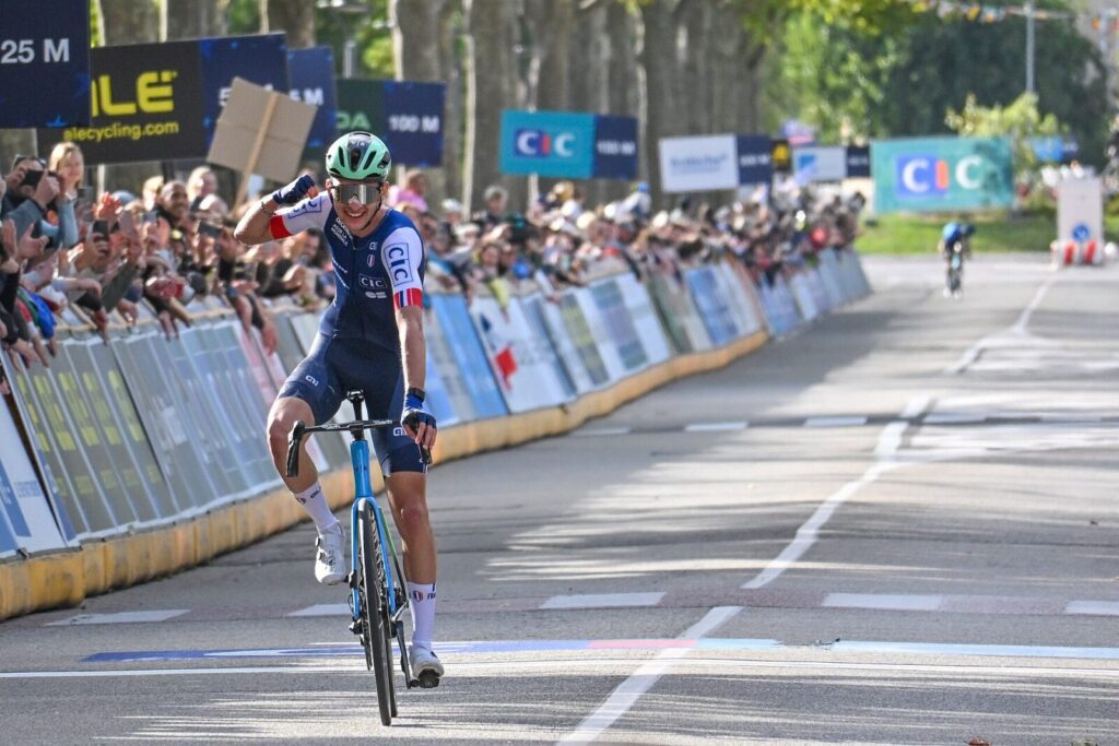 Un ciclista de equipo en la ruta del Giro de Lombardía, la clásica italiana de fin de temporada