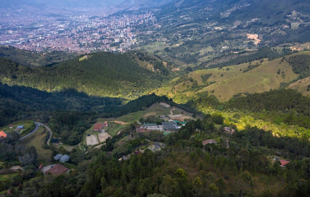 Paisaje de bosque en Colombia, país donde Minambiente ajusta las reglas entre licencias ambientales y consulta previa con comunidades étnicas