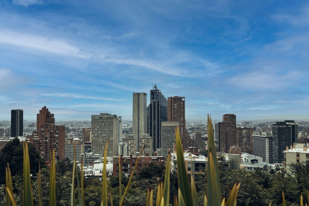 Vista panorámica del horizonte de Bogotá al amanecer, ciudad epicentro de varios hechos informativos de la jornada del 2 de octubre