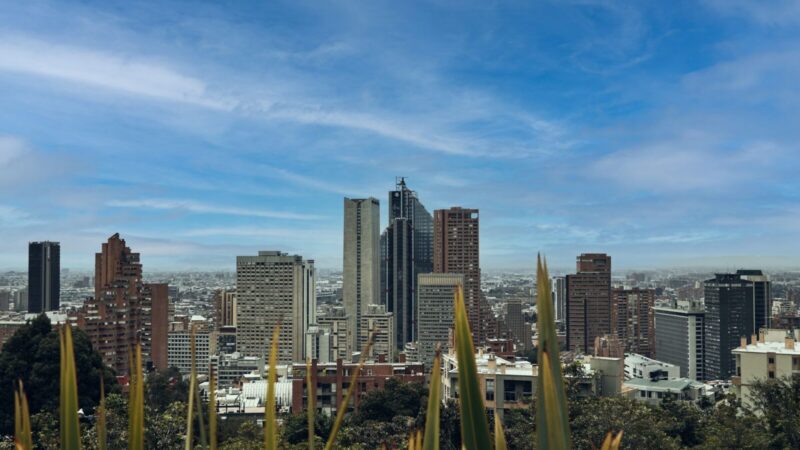 Vista panorámica del horizonte de Bogotá al amanecer, ciudad epicentro de varios hechos informativos de la jornada del 2 de octubre