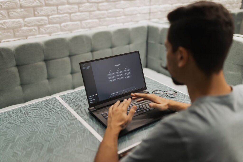 Computador con herramientas de inteligencia artificial en una redacción periodística