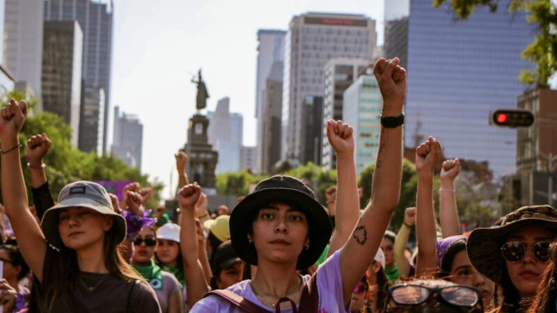 Manifestantes avanzan por una avenida durante una jornada de protesta ciudadana