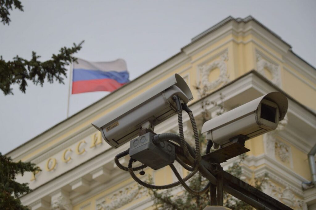 Monitores de un centro de control utilizados para la videovigilancia urbana