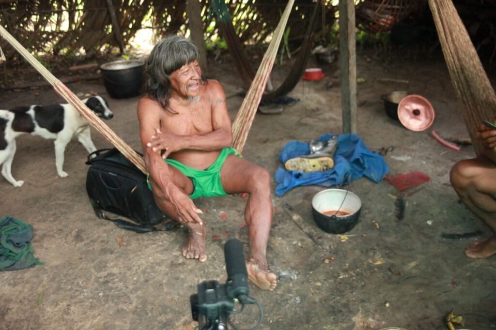 Comunidad indígena reunida en un territorio de la Amazonía colombiana