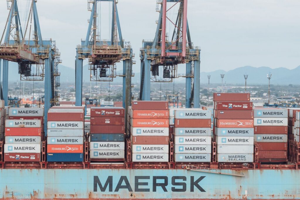 Grúas y contenedores en un terminal portuario durante una operación de carga