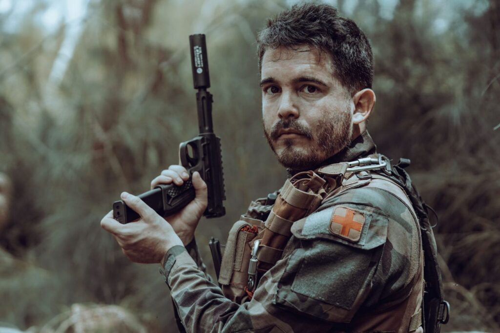Soldados realizan ejercicios de entrenamiento en una zona selvática, en una imagen representativa del despliegue militar estadounidense en América Latina