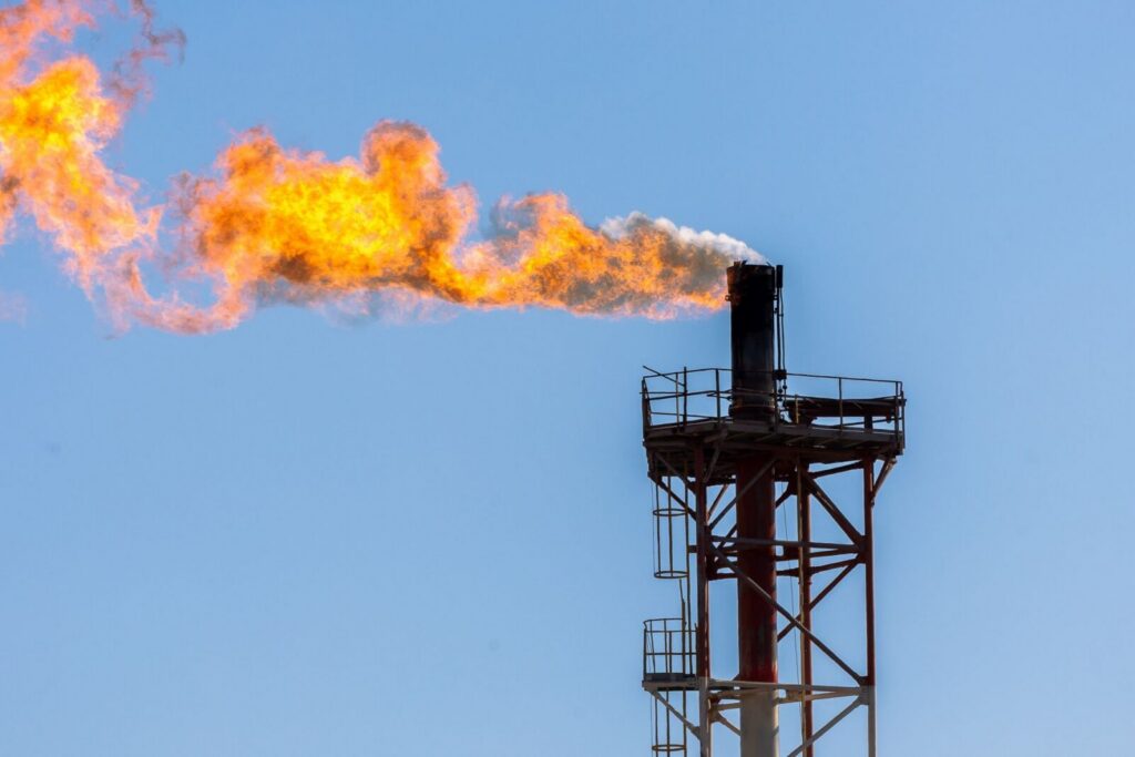 Instalación de una planta de procesamiento de gas natural con tuberías e infraestructura industrial