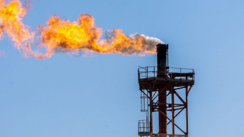 Instalación de una planta de procesamiento de gas natural con tuberías e infraestructura industrial