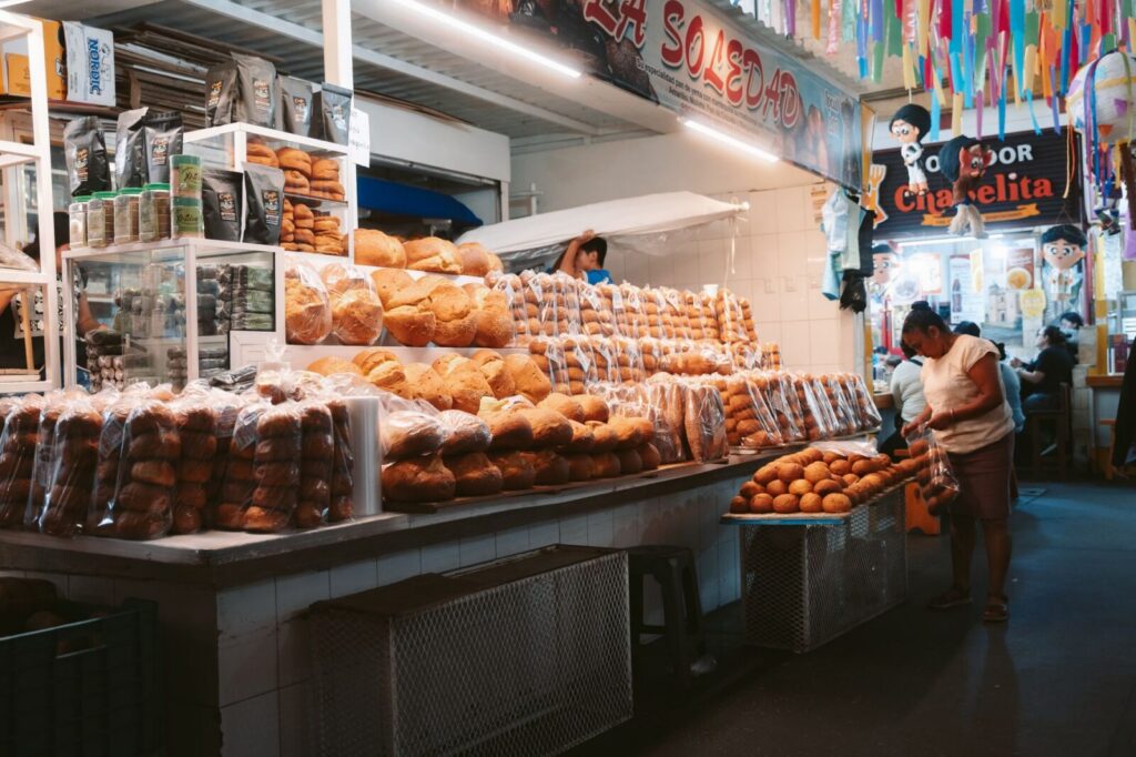 Pandebonos recién horneados en una panadería colombiana