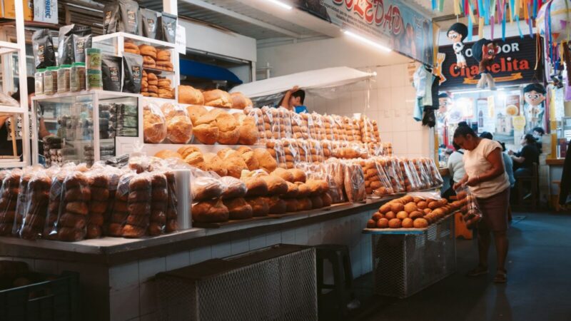 Pandebonos recién horneados en una panadería colombiana