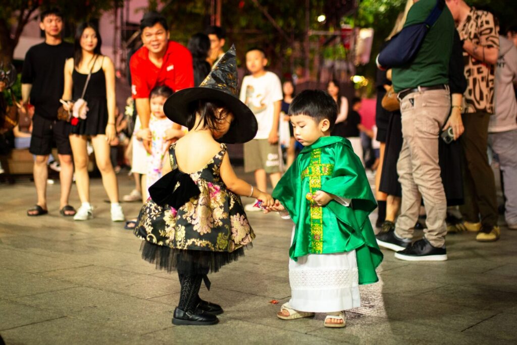 Disfraces y accesorios de Halloween exhibidos para niños y adultos