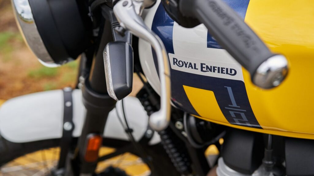 Motocicleta Royal Enfield de mediano cilindraje exhibida en un espacio comercial