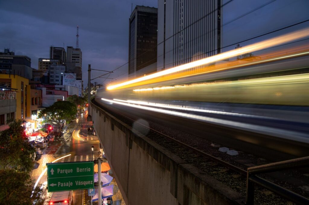 Vista urbana de Medellín durante la noche, relacionada con el balance de homicidios de la ciudad