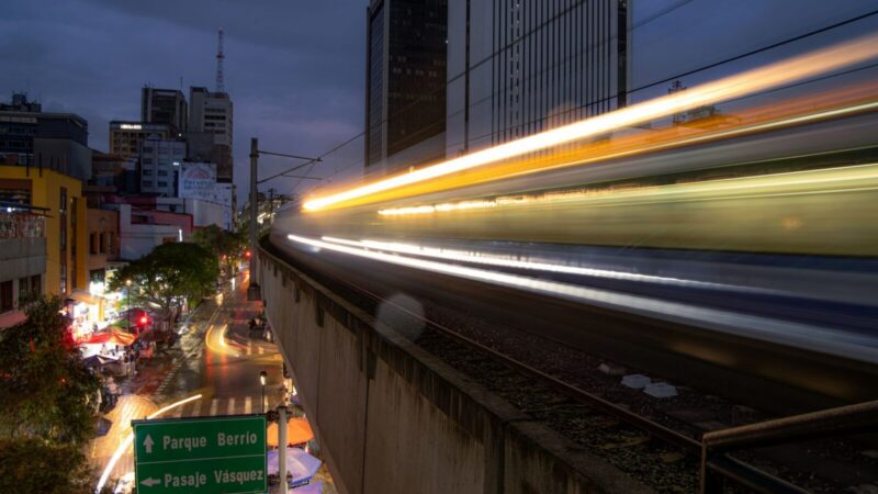 Vista urbana de Medellín durante la noche, relacionada con el balance de homicidios de la ciudad