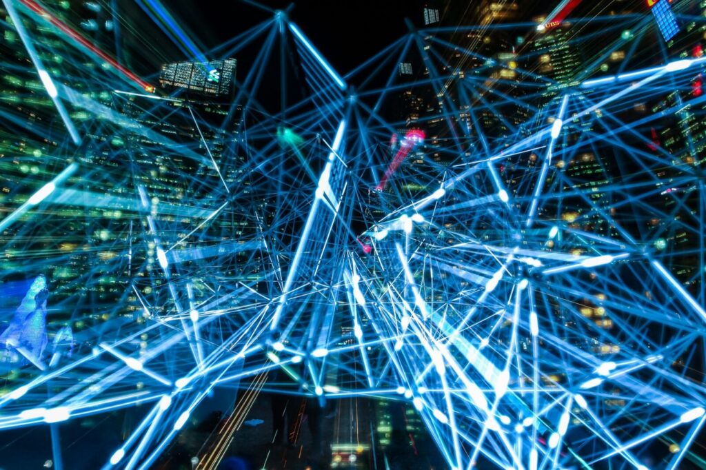 Servidores y equipos tecnológicos utilizados para desarrollar sistemas de inteligencia artificial
