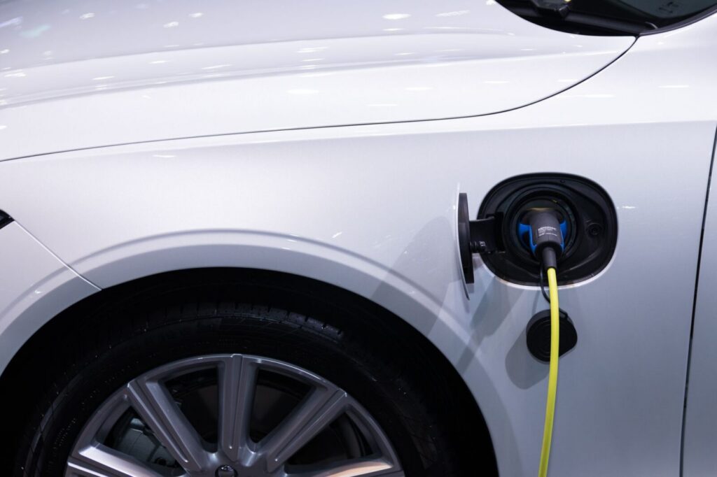 Vehículos eléctricos e híbridos exhibidos en un concesionario automotor