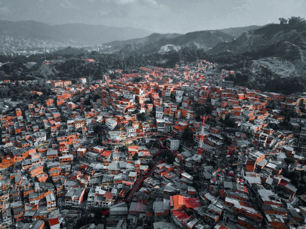 Vista del parque Lleras y los establecimientos comerciales que rodean este sector de Medellín