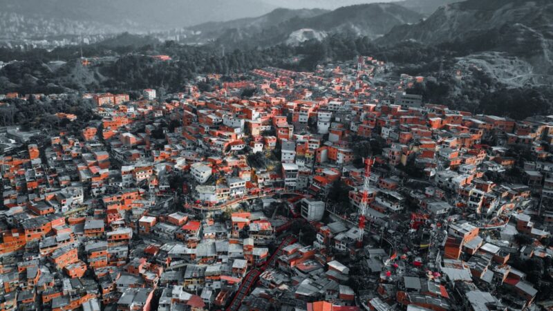 Vista del parque Lleras y los establecimientos comerciales que rodean este sector de Medellín