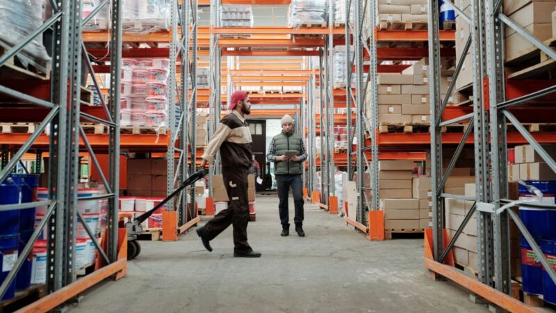 Trabajadores realizando labores de atención y operación durante una temporada de alta demanda