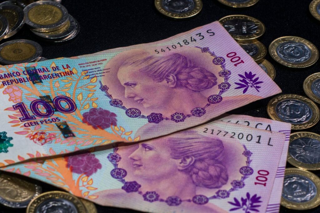 Billetes y documentos relacionados con el pago del salario mínimo en Colombia