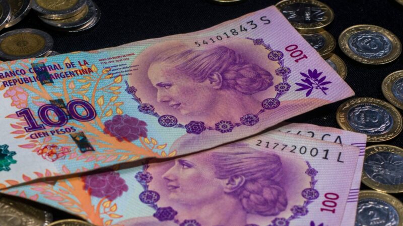 Billetes de pesos colombianos sobre una superficie, moneda asociada a la discusión del salario mínimo del país.