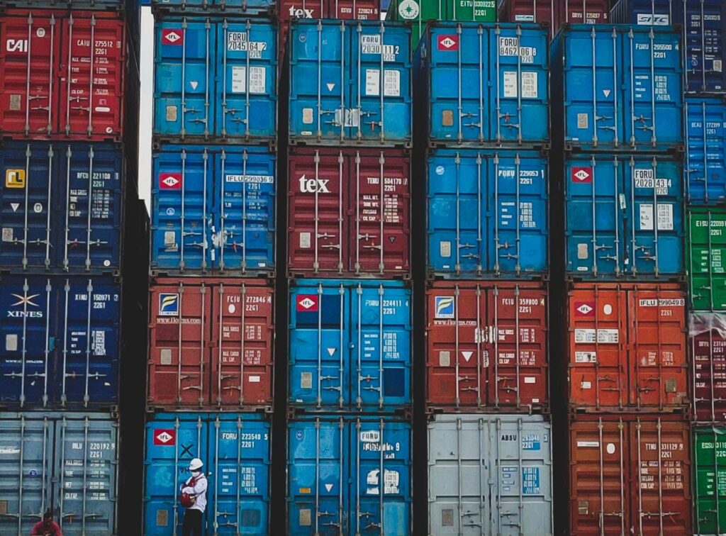 Contenedores en un puerto utilizados para el comercio internacional y la exportación de productos