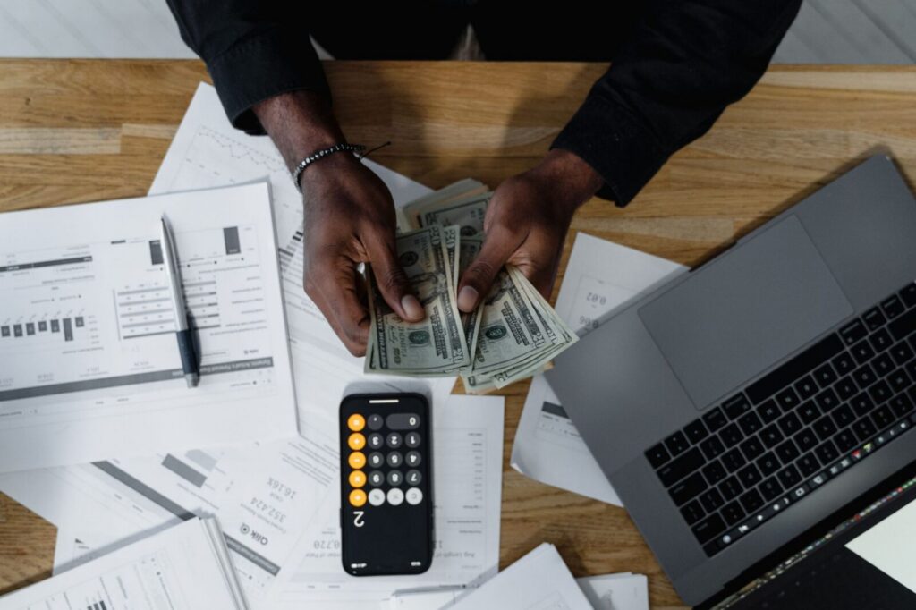 Billetes colombianos junto a documentos relacionados con salarios y finanzas