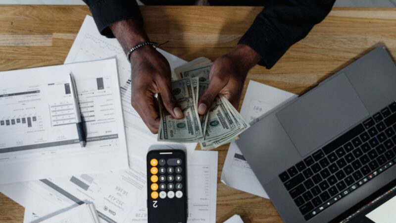 Billetes colombianos junto a documentos relacionados con salarios y finanzas