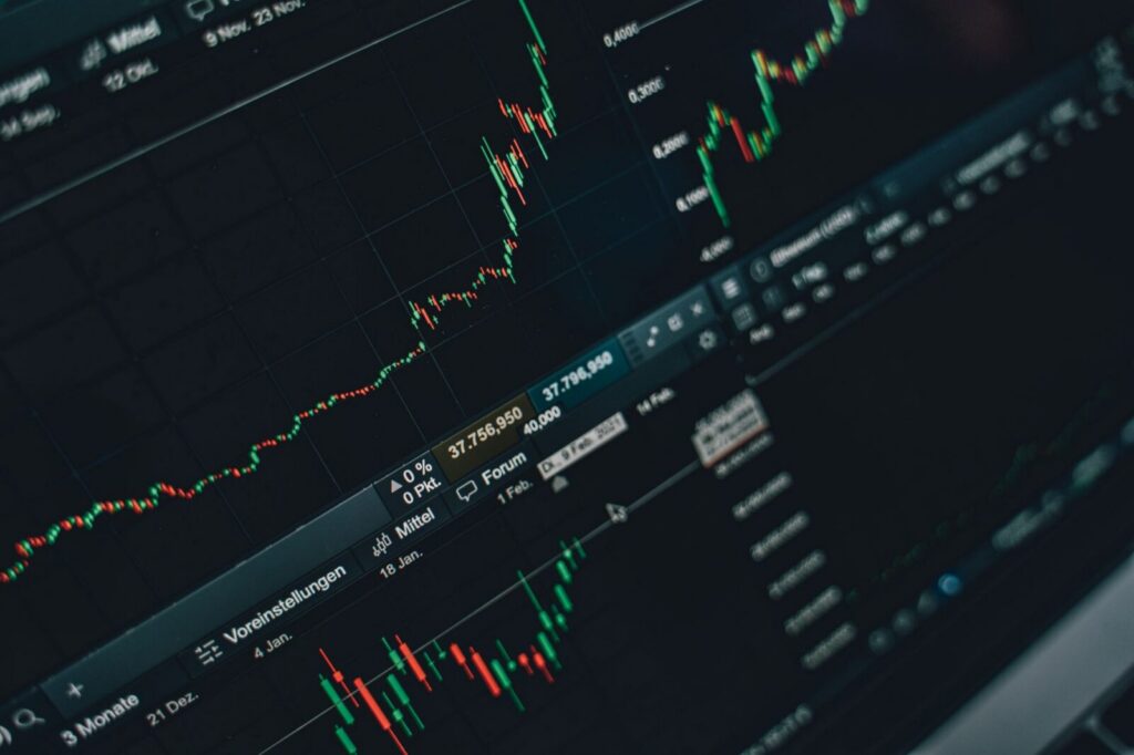 Centro de datos y gráficos financieros que representan la financiación tecnológica para desarrollar inteligencia artificial