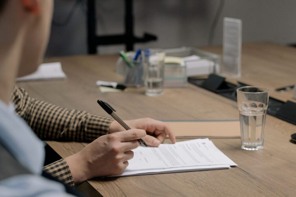 Personas revisando documentos relacionados con contratos y relaciones laborales