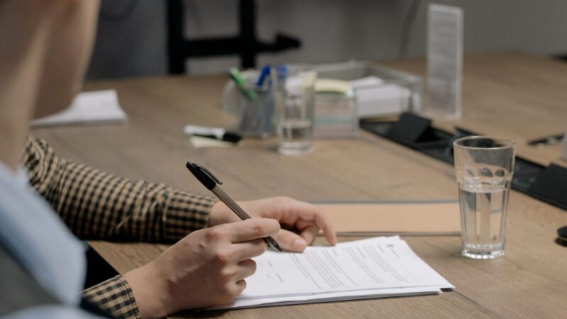 Personas revisando documentos relacionados con contratos y relaciones laborales