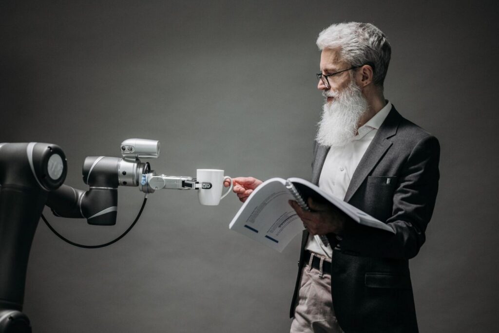 Persona utiliza herramientas digitales de inteligencia artificial en un espacio de trabajo