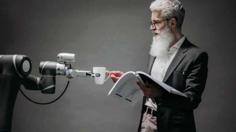 Persona utiliza herramientas digitales de inteligencia artificial en un espacio de trabajo