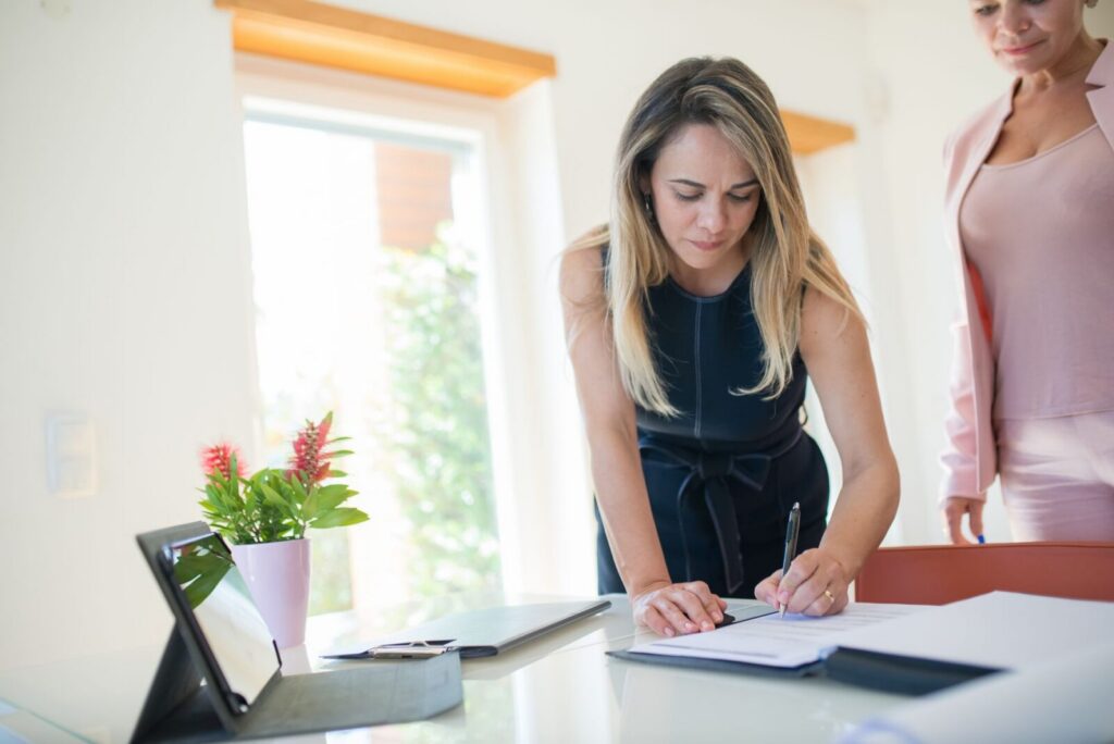 Documentos y elementos de oficina relacionados con el registro de una empresa