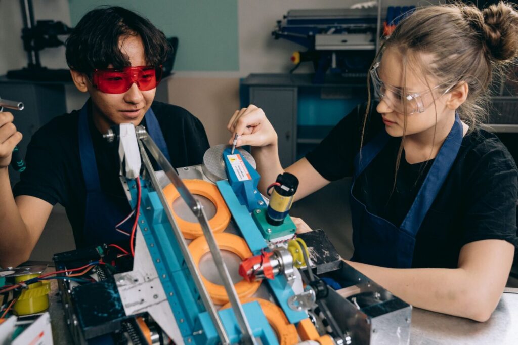 Estudiantes trabajando con equipos de robótica en un laboratorio de formación tecnológica