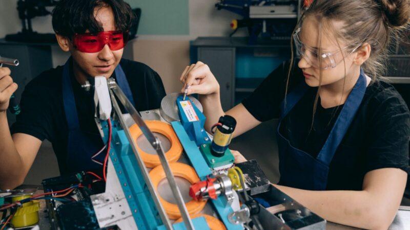 Estudiantes trabajando con equipos de robótica en un laboratorio de formación tecnológica