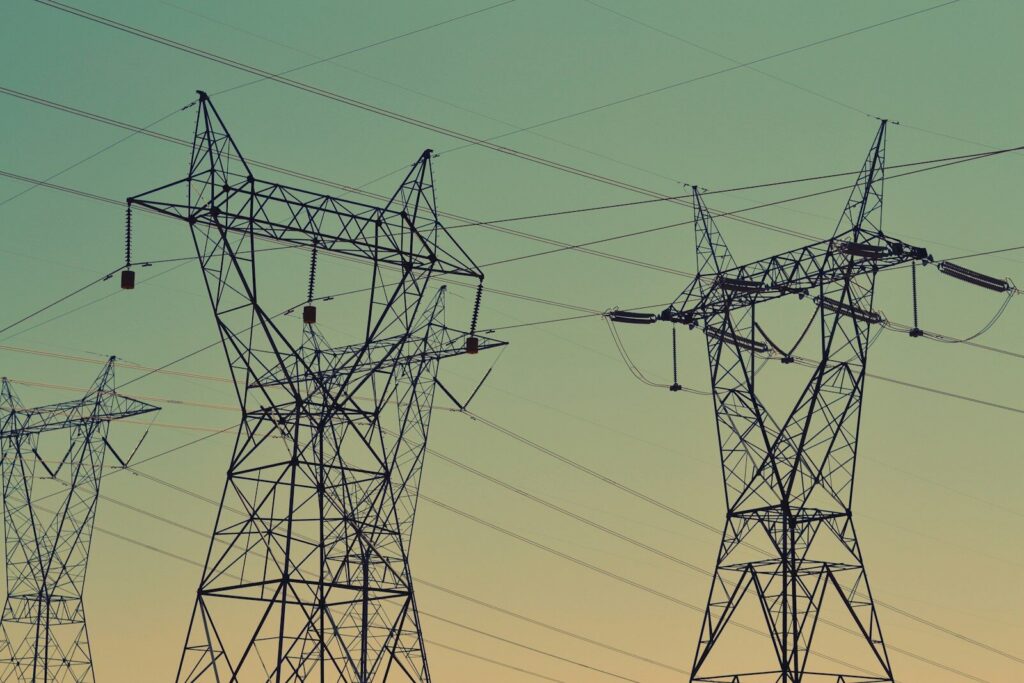 Infraestructura de la red eléctrica y una central de generación de energía.
