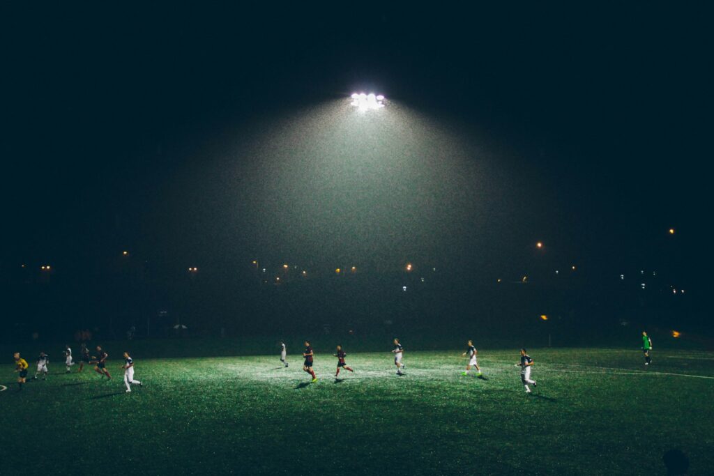 Acción de un partido de fútbol en un estadio durante una competencia europea