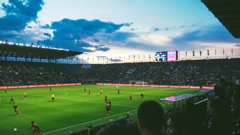 Partido de fútbol en un estadio durante un encuentro de competición europea