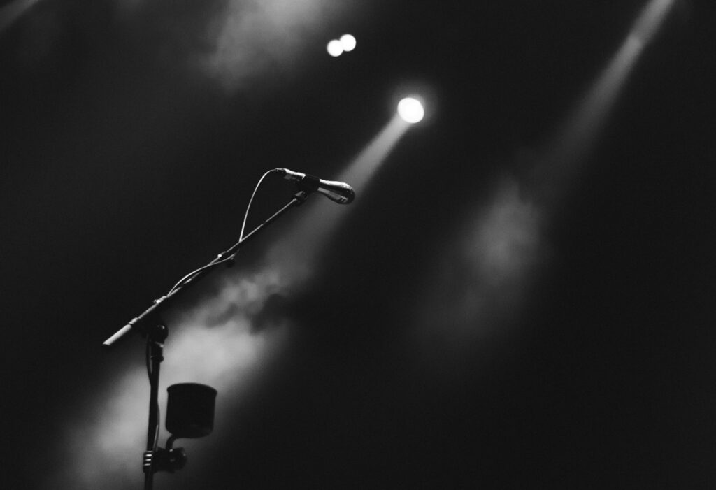 Cantante de rock durante una presentación en vivo, en referencia al legado musical de Saúl Blanch