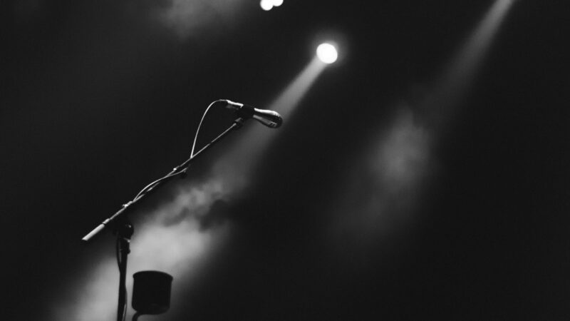 Cantante de rock durante una presentación en vivo, en referencia al legado musical de Saúl Blanch