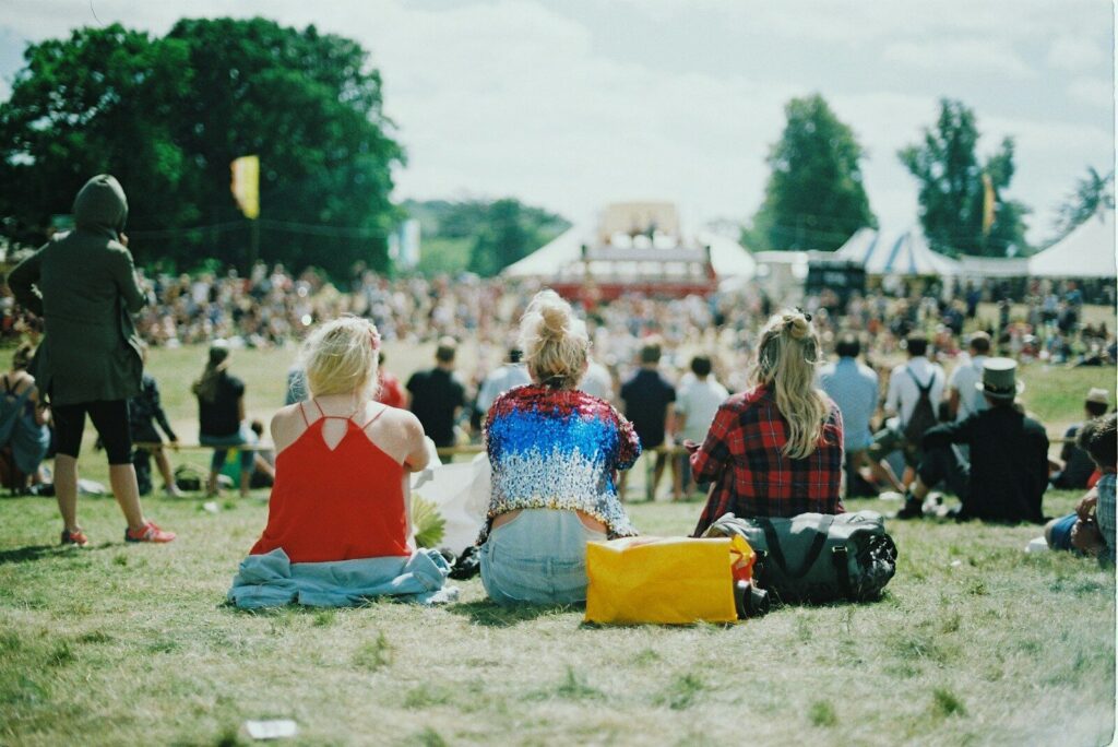 Público asistiendo a un festival cultural con música y actividades artísticas