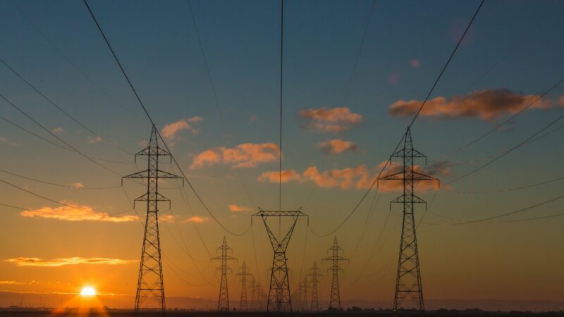 Infraestructura de generación eléctrica con paneles solares y redes de transmisión