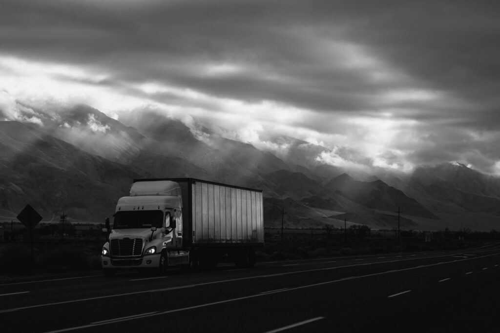 Camión de carga de la marca Scania en una carretera.